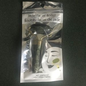 Sassy & Chic Jade Facial Roller 360 rotating ball NEW